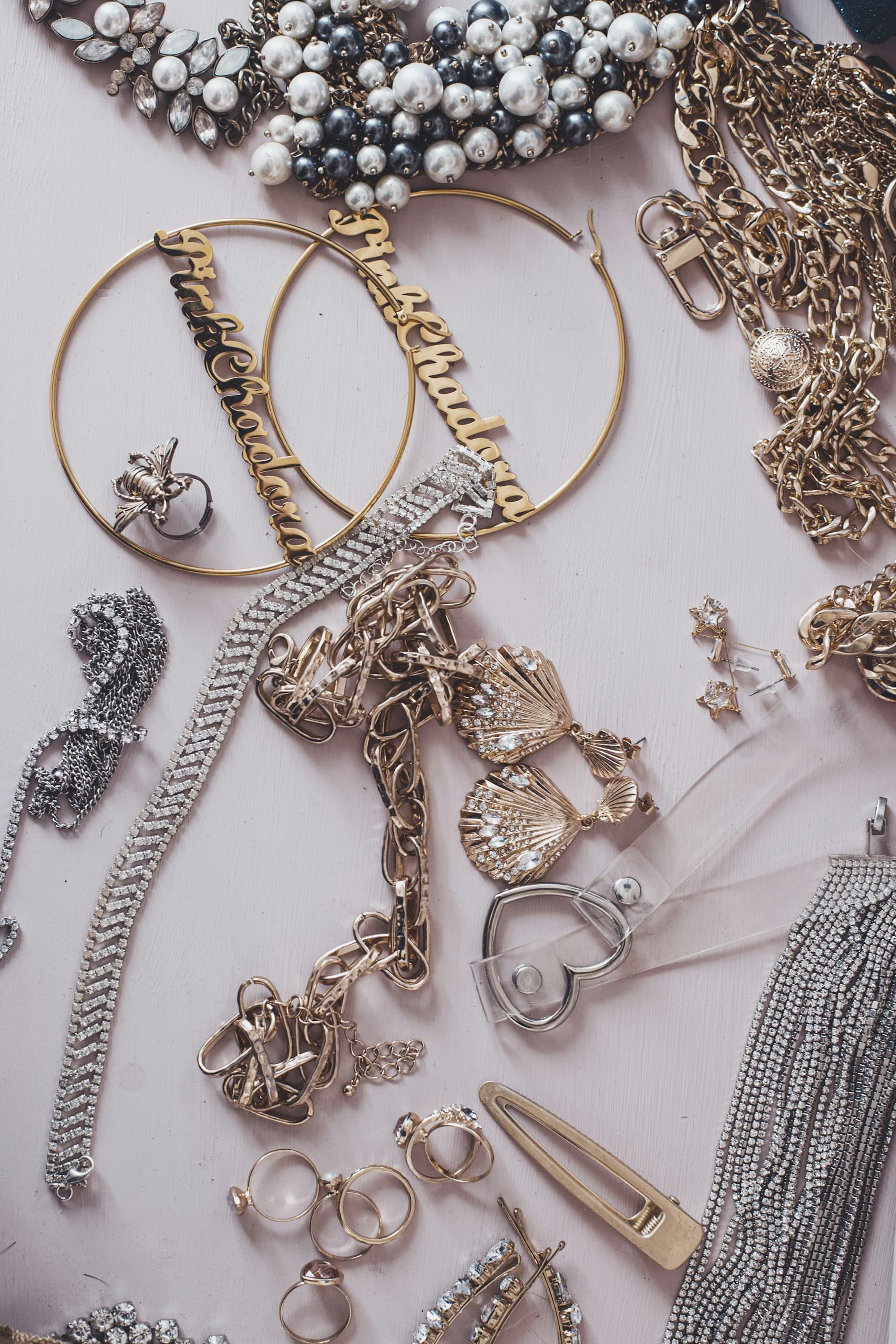 Sieraden op een neutrale achtergrond