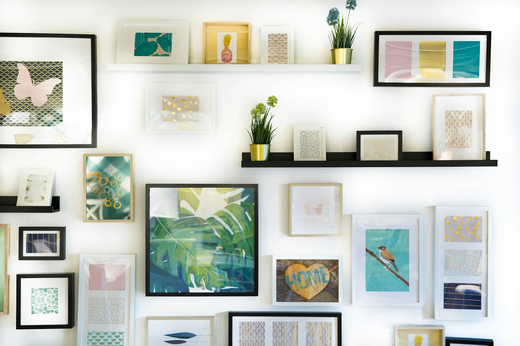 Woonaccessoires op een plank
