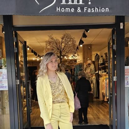 Klant voor de Hip Home & Fashion gevel aan de Kerkstraat 10A in Horst